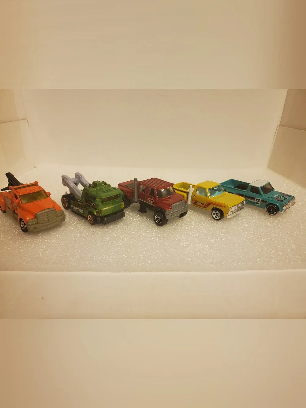 5 Diecast Vehicles 2 Tow Trucks Flatbed & 2 Pickup Trucks Matchbox Hot Wheels